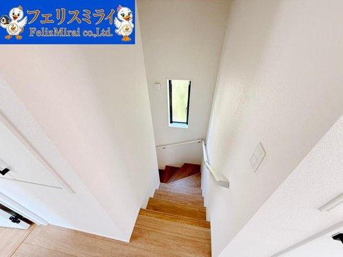 Grafare　神戸市北区惣山町２期　１棟の内装|■現地写真■
家族に優しい手すり付き階段♪手すりには安全のほかにも身体への負担の軽減という大きな役割があります♪