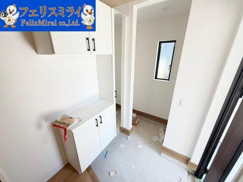 Grafare　神戸市北区惣山町２期　１棟の玄関|■現地写真■
収納力のある高さのあるシューズボックスでございます♪