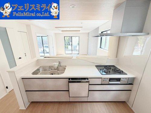Grafare　神戸市北区惣山町２期　１棟のキッチン|■現地写真■
天板の広いキッチン♪