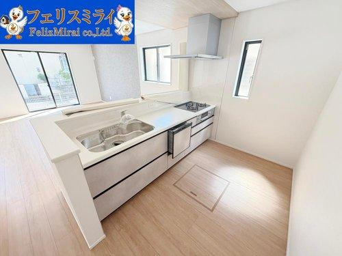 Grafare　神戸市北区惣山町２期　１棟のキッチン|■現地写真■
キッチンの横には窓がございます、換気も良好でございます♪