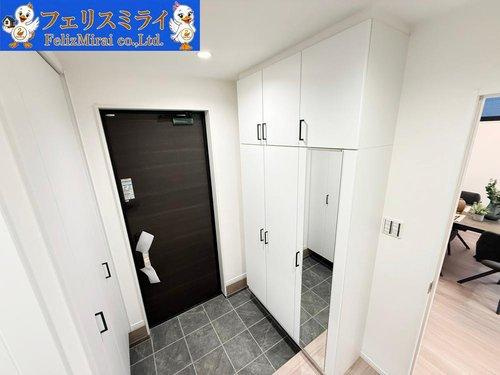 神戸市垂水区歌敷山３丁目の玄関|■現地写真■
大きなシューズボックス完備♪
姿鏡もあります◎