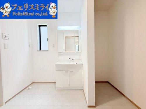 Heartful Town　神戸市北区鈴蘭台西町１丁目７番　１棟の洗面所|■現地写真■
三面鏡の洗面化粧台！
鏡の後ろは収納スペースになっております◎