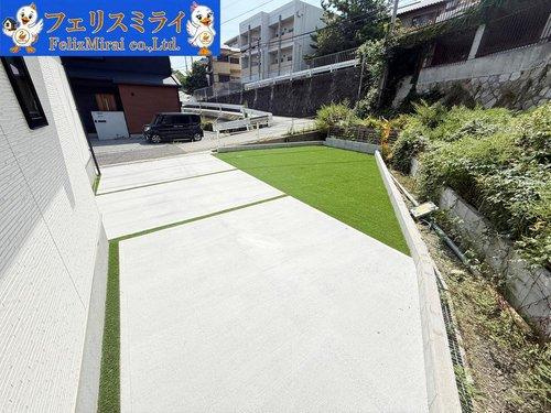 Heartful Town　神戸市北区鈴蘭台西町１丁目７番　１棟の駐車場|■現地写真■
お庭スペース併設の駐車スペース♪