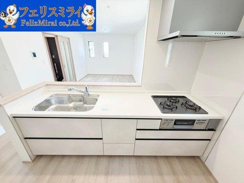 Heartful Town　神戸市北区鈴蘭台西町１丁目７番　１棟のキッチン|■現地写真■
キッチンからリビングが見渡せます♪