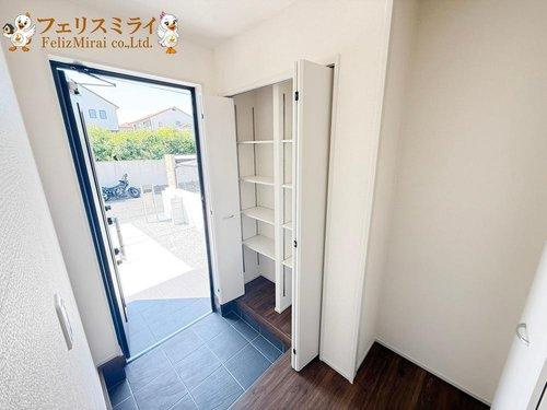 Livele Ｇａｒｄｅｎ　神戸市北区星和台　１棟（平屋）の玄関|■現地写真■
たっぷり収納できるシューズボックス♪