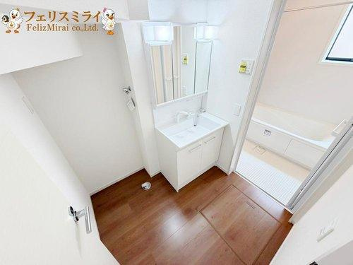 Terrechez　神戸市北区南五葉２期　全１棟の洗面所|■現地写真■
三面鏡の洗面化粧台♪
鏡の後ろは収納スペースです♪