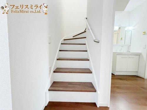 Terrechez　神戸市北区南五葉２期　全１棟の内装|■現地写真■
家族に優しい手すり付き階段♪手すりには安全のほかにも身体への負担の軽減という大きな役割があります♪