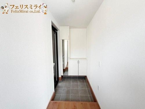 Terrechez　神戸市北区南五葉２期　全１棟の玄関|■現地写真■
たっぷり収納できるシューズボックス♪