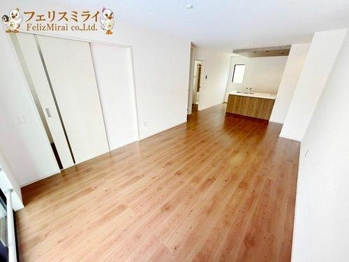 Terrechez　神戸市北区南五葉２期　全１棟の居間・リビング|■現地写真■
日当たり良好の明るいリビング♪