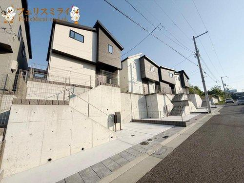 マリンホーム　神戸市北区山の街11　全６棟の前面道路含む現地写真|■現地写真・４号棟■
宅配ボックス完備◎
玄関ドアはかざして開く、スマートドア♪