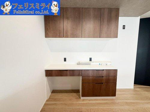 マリンホーム　神戸市北区山の街1０　全５棟のキッチン|■現地写真・４号棟■
カップボードも標準設置！
キッチンと同仕様で大変オシャレです♪