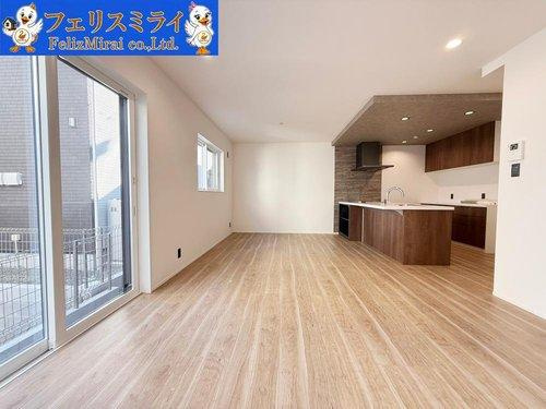 マリンホーム　神戸市北区山の街1０　全５棟の居間・リビング|■現地写真・４号棟■
広々LDK♪
窓が多く、大変明るいです◎