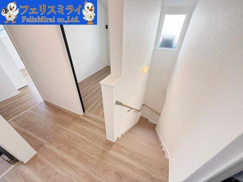 マリンホーム　神戸市北区山の街1０　全５棟の内装|■現地写真・４号棟■
家族に優しい手すり付き階段♪手すりには安全のほかにも身体への負担の軽減という大きな役割があります♪