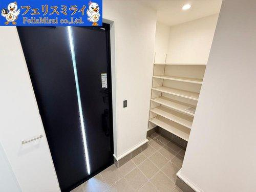 マリンホーム　神戸市北区山の街1０　全５棟の玄関|■現地写真・４号棟■
たっぷり収納できるシューズボックス♪
玄関横には大容量のクローゼットが御座います♪