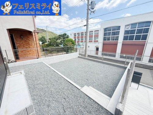神戸市須磨区若草町３丁目　全１棟の庭|■現地写真■
広々お庭スペース♪
ビルトイン車庫のサイズは約幅248高さ192奥行530です！