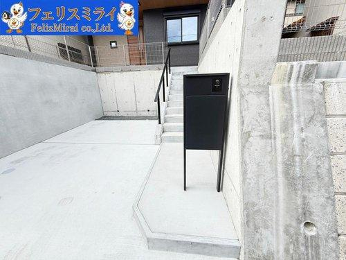 神戸市須磨区若草町３丁目　全１棟の玄関|■現地写真■
宅配ボックス完備の機能門柱♪