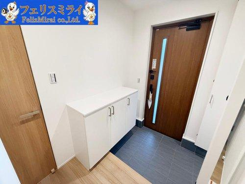 神戸市須磨区若草町３丁目　全１棟の玄関|■現地写真■
たっぷり収納できるシューズボックス♪