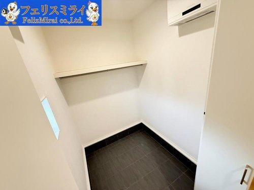 神戸市須磨区若草町３丁目　全１棟の収納|■現地写真■
玄関には土間収納がございます♪