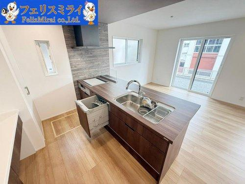 神戸市須磨区若草町３丁目　全１棟のキッチン|■現地写真■
IHクッキングヒーターでお料理も快適♪