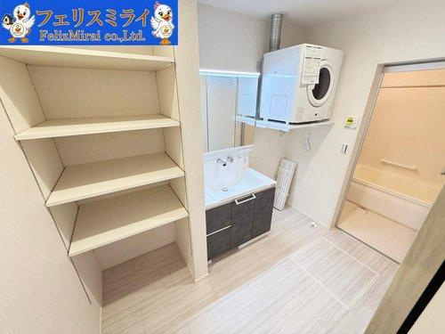 　の洗面所|■現地写真■
洗面脱衣所にはガス衣類乾燥機「乾太くん」♪三面鏡の洗面化粧台♪