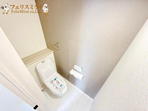 　のトイレ|■現地写真・2号棟■
節水ウォシュレット♪便ふたオート開閉で清潔＆快適です♪節水機能もありお掃除楽々凸凹も少ないです♪