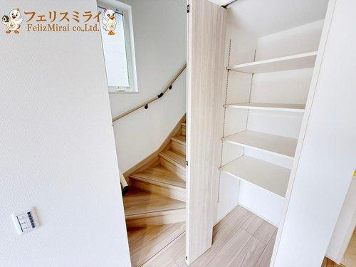 　の内装|■現地写真・2号棟■
家族に優しい手すり付き階段♪手すりには安全のほかにも身体への負担の軽減という大きな役割があります♪