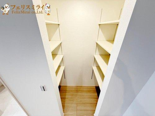 　のキッチン|■現地写真・2号棟■
キッチン横には大容量のパントリーが御座います♪