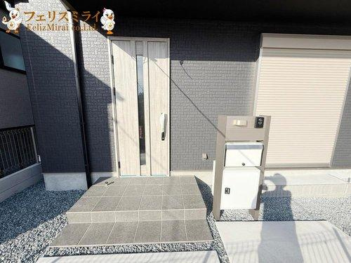 　の玄関|■現地写真・２号棟■
玄関はスマートキー対応のドアとなっています、荷物が多い時など大変便利に活用頂けます♪
