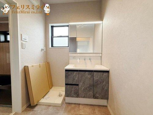 神戸市北区鈴蘭台南町３丁目１０-１８の洗面所|■現地写真■
くもり止めヒーター付で 朝シャンもできるワイドタイプのドレッサー♪使いやすい高さに設定しています♪