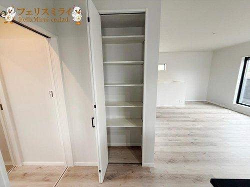 神戸市北区鈴蘭台南町３丁目１０-１８の収納|■現地写真■
小物収納に便利なスペース付き♪