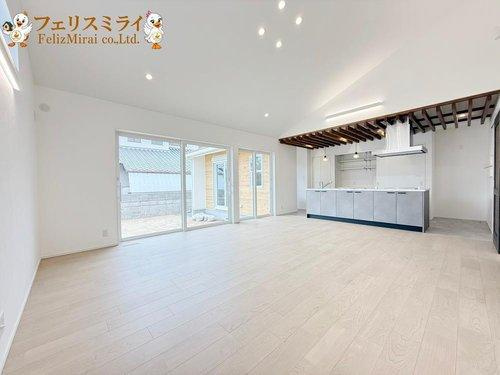 神戸市北区星和台５丁目の居間・リビング|■現地写真■
２２．１帖の広々とした明るいリビング♪
家族との時間をゆったり過ごせる、居心地のいいリビングです♪