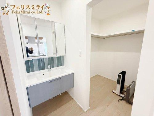 神戸市北区星和台５丁目の洗面所|■現地写真■
洗面所の他に脱衣所とランドリールームを完備！