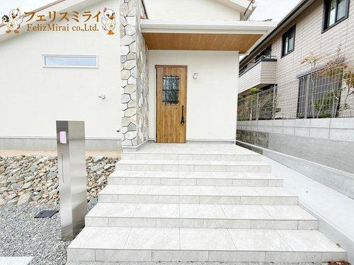 神戸市北区星和台５丁目の玄関|■現地写真■
オシャレな玄関扉♪