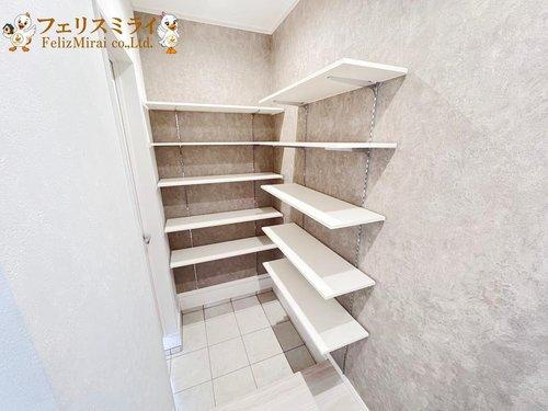 神戸市垂水区つつじが丘６丁目の玄関|■現地写真■
高さ調整可能のシューズインクローゼットがございます♪