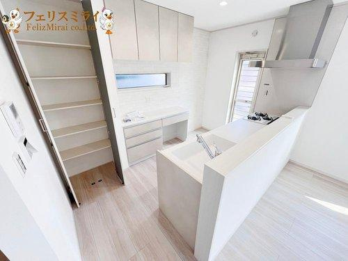神戸市垂水区つつじが丘６丁目のキッチン|■現地写真■
キッチンの後ろにはパントリー・カップボードが御座います♪
