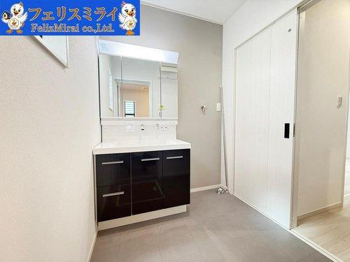 明石市松が丘３丁目　全２棟の洗面所|■現地写真・B号棟■
大変広々とした洗面所♪
収納箇所には困りません♪