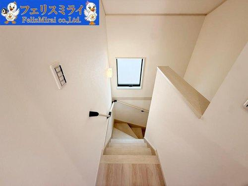 明石市松が丘３丁目　全２棟の内装|■現地写真・B号棟■
家族に優しい手すり付き階段♪手すりには安全のほかにも身体への負担の軽減という大きな役割があります♪