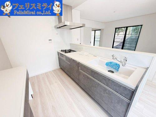 明石市松が丘３丁目　全２棟のキッチン|■現地写真・B号棟■
天板の広いキッチン♪