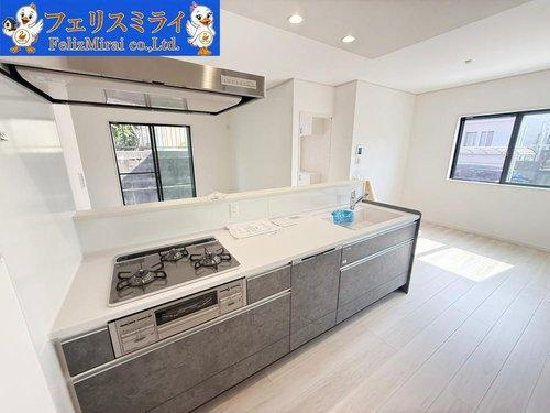 明石市松が丘３丁目　全２棟のキッチン|■現地写真・B号棟■
キッチンのスペースは大変広々としています♪