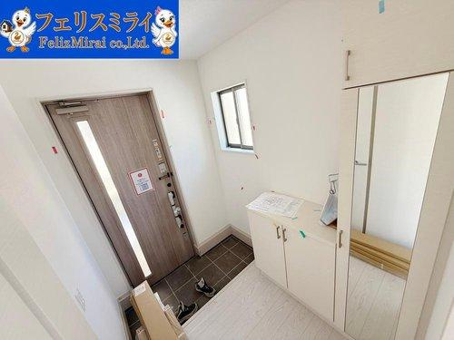 Terrechez　神戸市垂水区塩屋台１期　全１棟の玄関|■現地写真■
たっぷり収納できるシューズボックス♪
すぐ横にはクローゼットが御座います♪