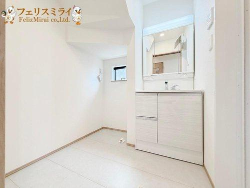 Heartful Town　明石市魚住町西岡１８４６番地　全５棟（明石）の洗面所|■現地写真・A号棟■
三面鏡の洗面化粧台♪
朝のセットに困りません♪