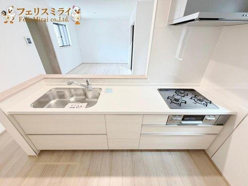 Heartful Town　明石市魚住町西岡１８４６番地　全５棟（明石）のキッチン|■現地写真・A号棟■
天板の広いキッチン♪