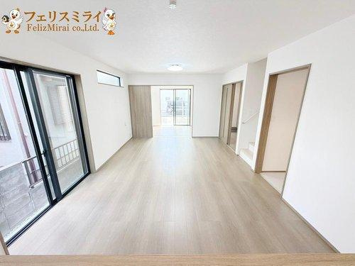 Heartful Town　明石市大久保町西島１０５７番　全２棟の居間・リビング|■現地写真・B号棟■
約１５．７５帖のリビング♪
日当たり抜群です♪