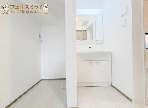 Heartful Town　明石市大久保町西島１０５７番　全２棟の洗面所|■現地写真・B号棟■
三面鏡の洗面化粧台♪