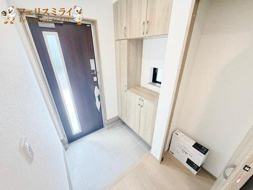 Heartful Town　明石市大久保町西島１０５７番　全２棟の玄関|■現地写真・B号棟■
たっぷり収納できるシューズボックス♪
憧れのシューズインクロークも御座います♪