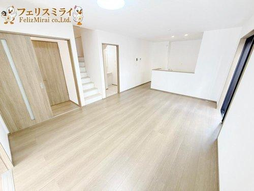 Heartful Town　明石市大久保町西島１０５７番　全２棟の居間・リビング|■現地写真・B号棟■
明るいリビング♪
ペアガラスなので防音・断熱もばっちりです♪