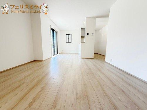 Heartful Town　明石市二見町東二見第１期　全７区画（神戸の居間・リビング|■現地写真・F号棟■
約１５帖のリビング♪
日当たり抜群です♪