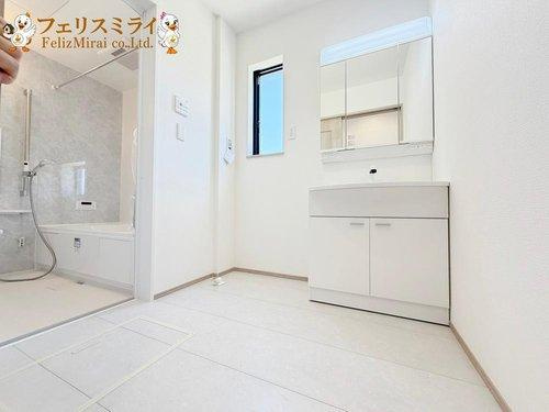 Heartful Town　明石市二見町東二見第１期　全７区画（神戸の洗面所|■現地写真・F号棟■
三面鏡の洗面化粧台♪
朝のセットに困りません♪