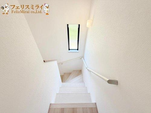Heartful Town　明石市二見町東二見第１期　全７区画（神戸の内装|■現地写真・F号棟■
家族に優しい手すり付き階段♪手すりには安全のほかにも身体への負担の軽減という大きな役割があります♪