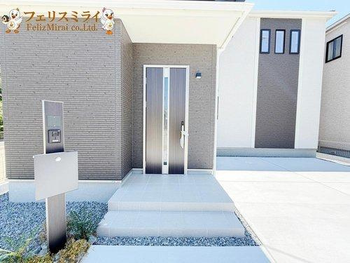 Heartful Town　明石市二見町東二見第１期　全７区画（神戸の玄関|■現地写真・F号棟■
シンプルで癖のない玄関ドア♪